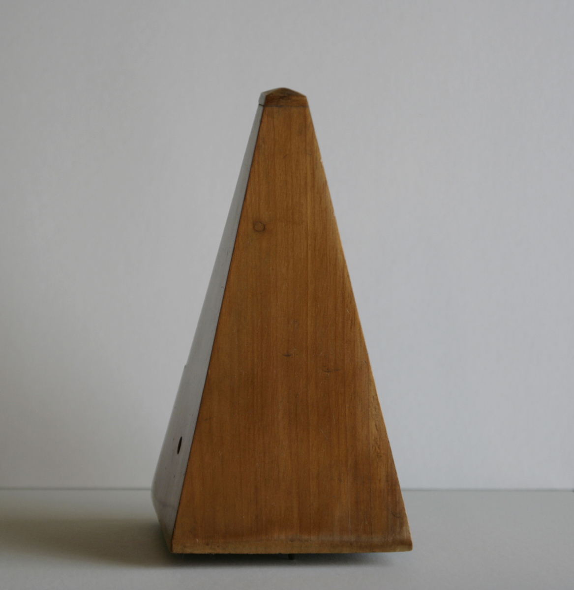 Pyramideformet metronom i mahogny.