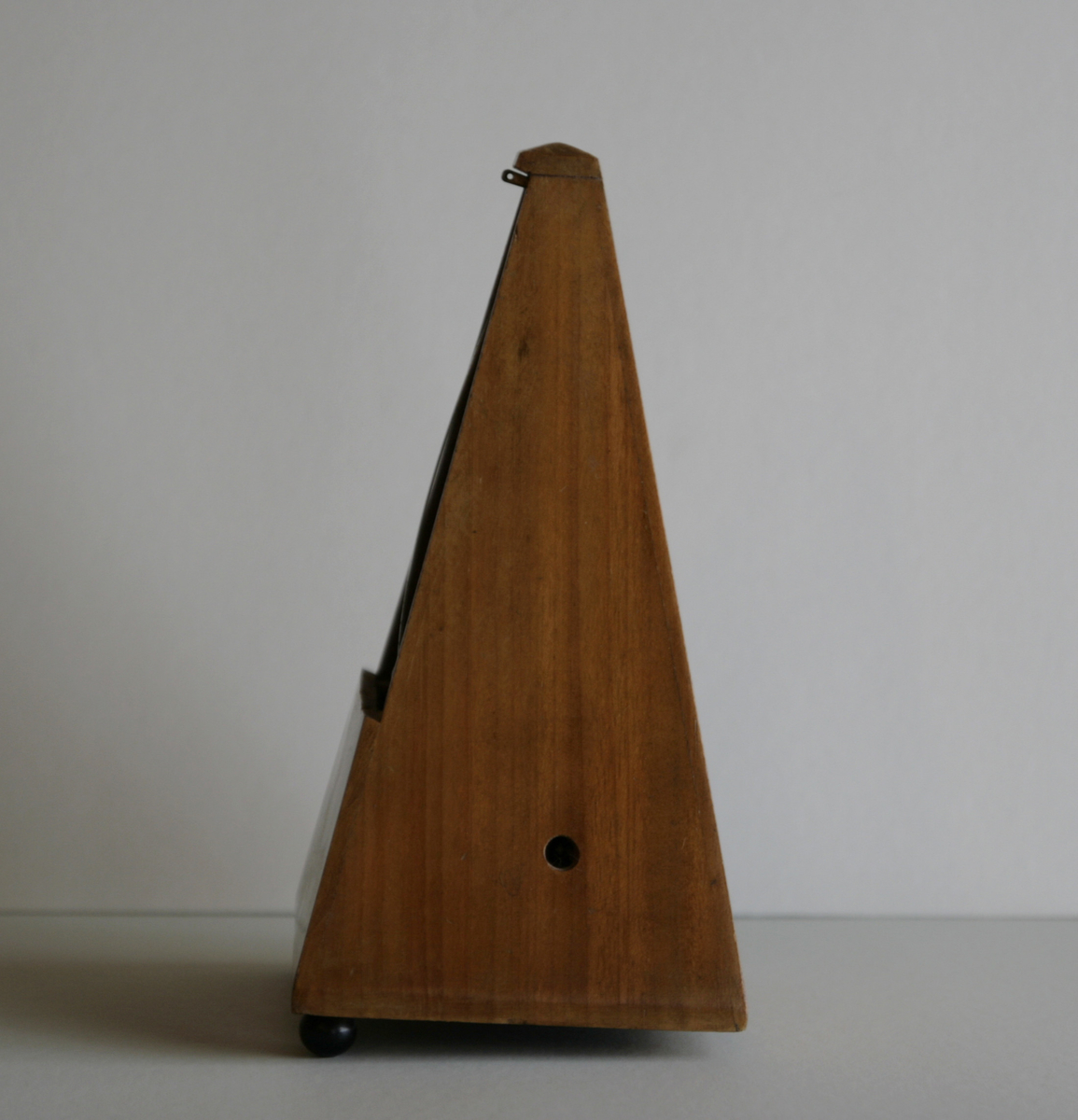 Pyramideformet metronom i mahogny.