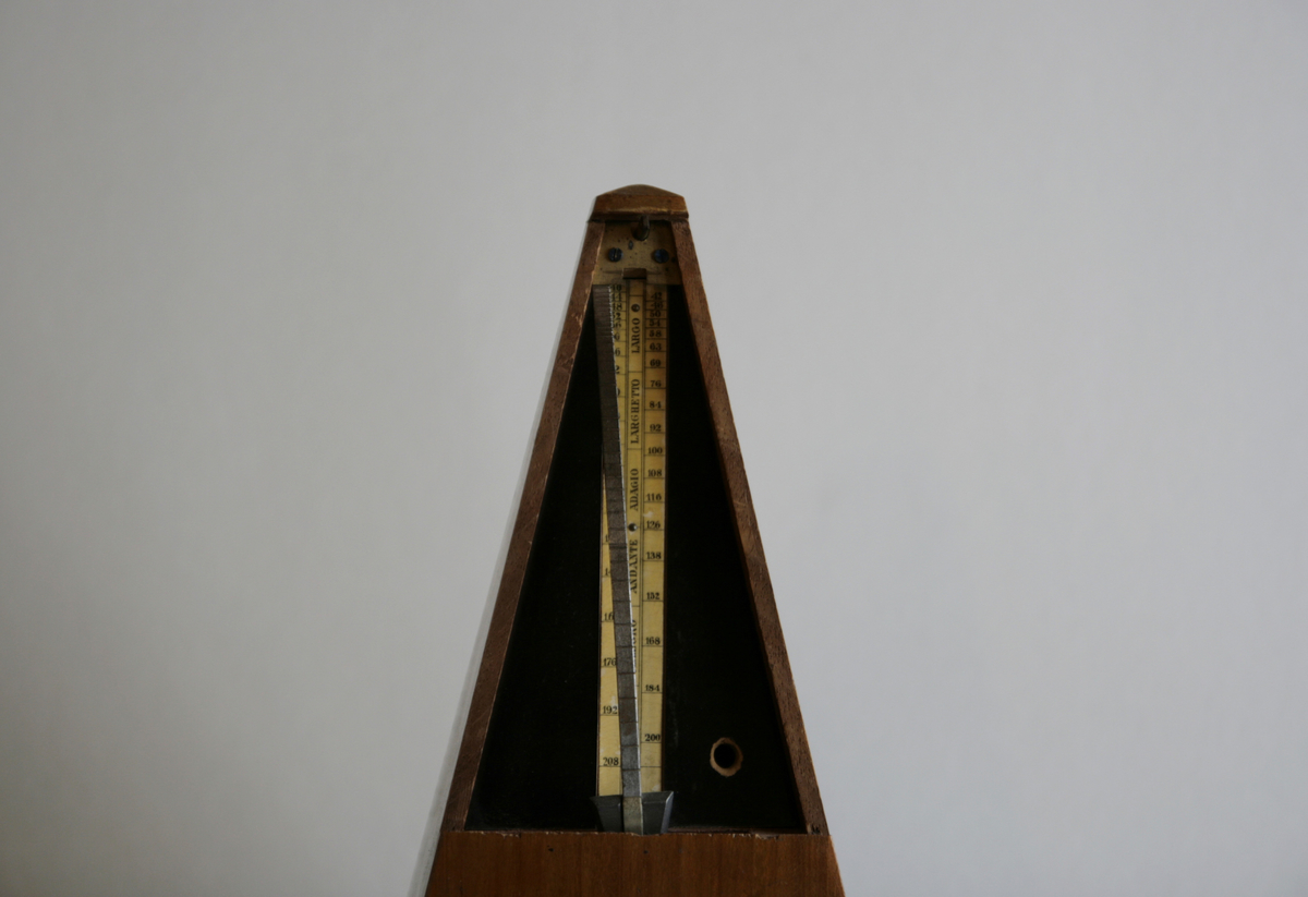 Pyramideformet metronom i mahogny.