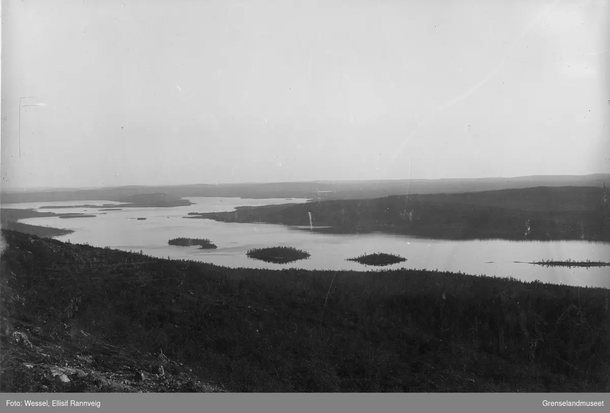 Utsikt fra fjellet Galgo-oivi/Galgosaivve utover Vaggetem i Pasvikdalen, 1897. Åtte mil ovenfor og sørfor Boris Gleb.