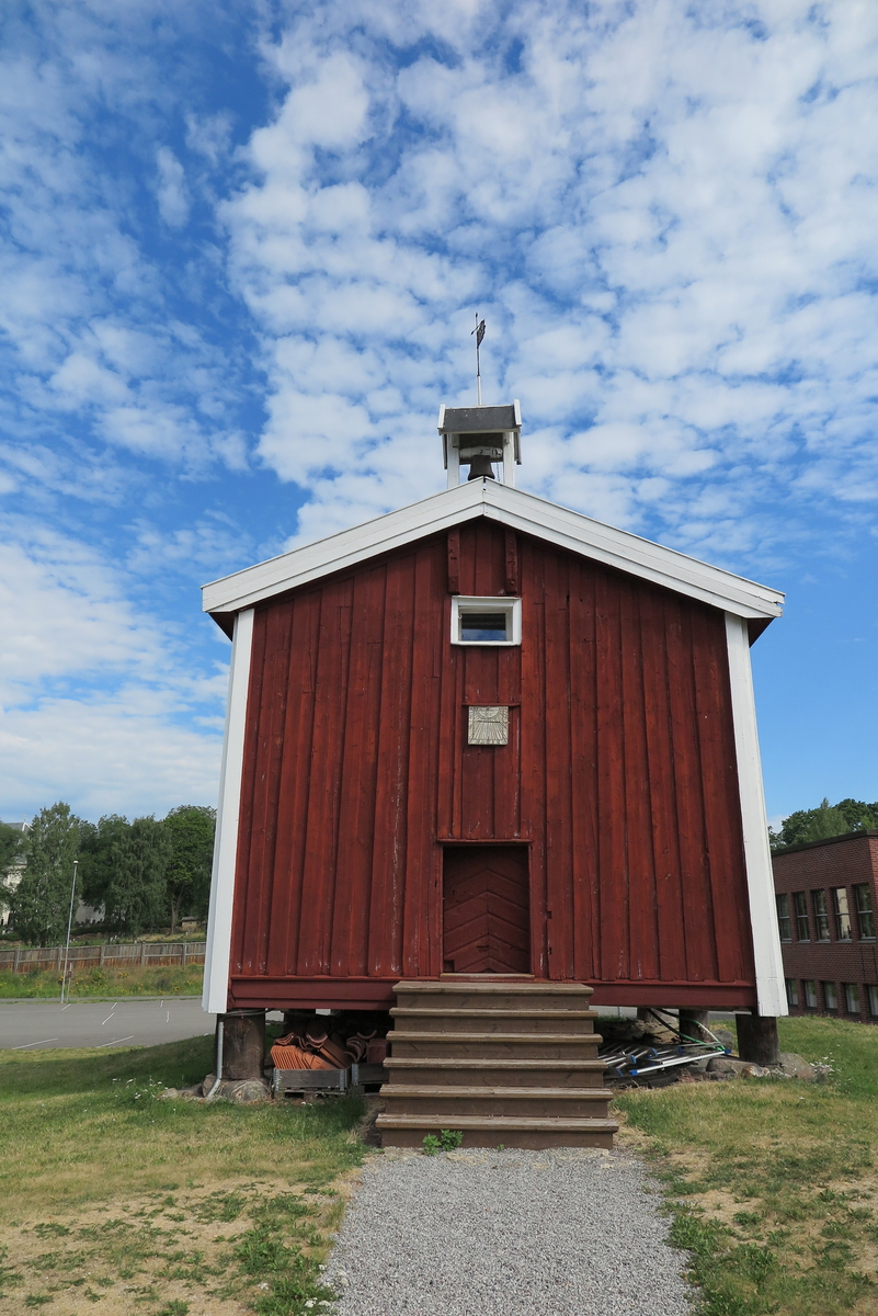 Klokketårnet på Vang prestegård har enkelt saltak og står på stabburet. Tårnet har en værhane med påskriften «R.L.J 1732». Tårnet er i middels stand.