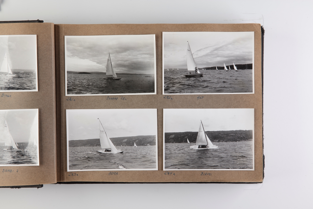 Album med fotografier av seilbåter fra regattaer i 1951-1953.