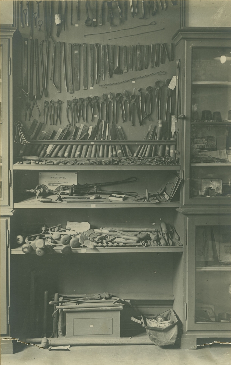 Museumsutstilling som viser sprengt pengeskap, våpen, gjenstander benyttet til mord, forbryterportretter, innbruddsverktøy, "Lorentz-banden" og deres verktøy.