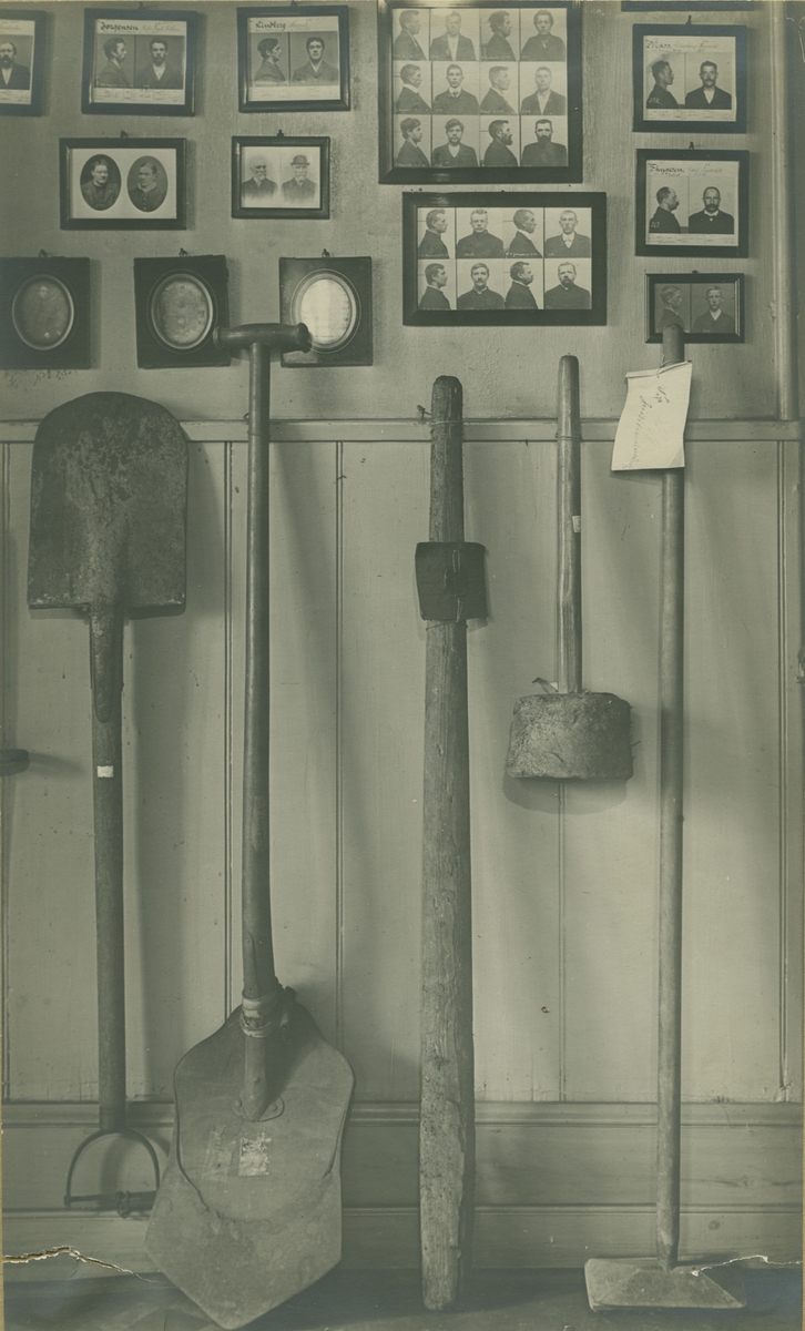 Museumsutstilling som viser sprengt pengeskap, våpen, gjenstander benyttet til mord, forbryterportretter, innbruddsverktøy, "Lorentz-banden" og deres verktøy.