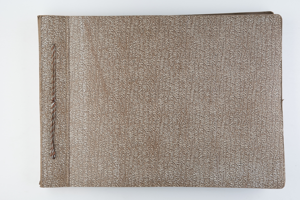 Album med fotografier av sportsseilere og miljøet omkring dem 1953-1955. Fotografert av Grethe Bruu. Album nr. 3.