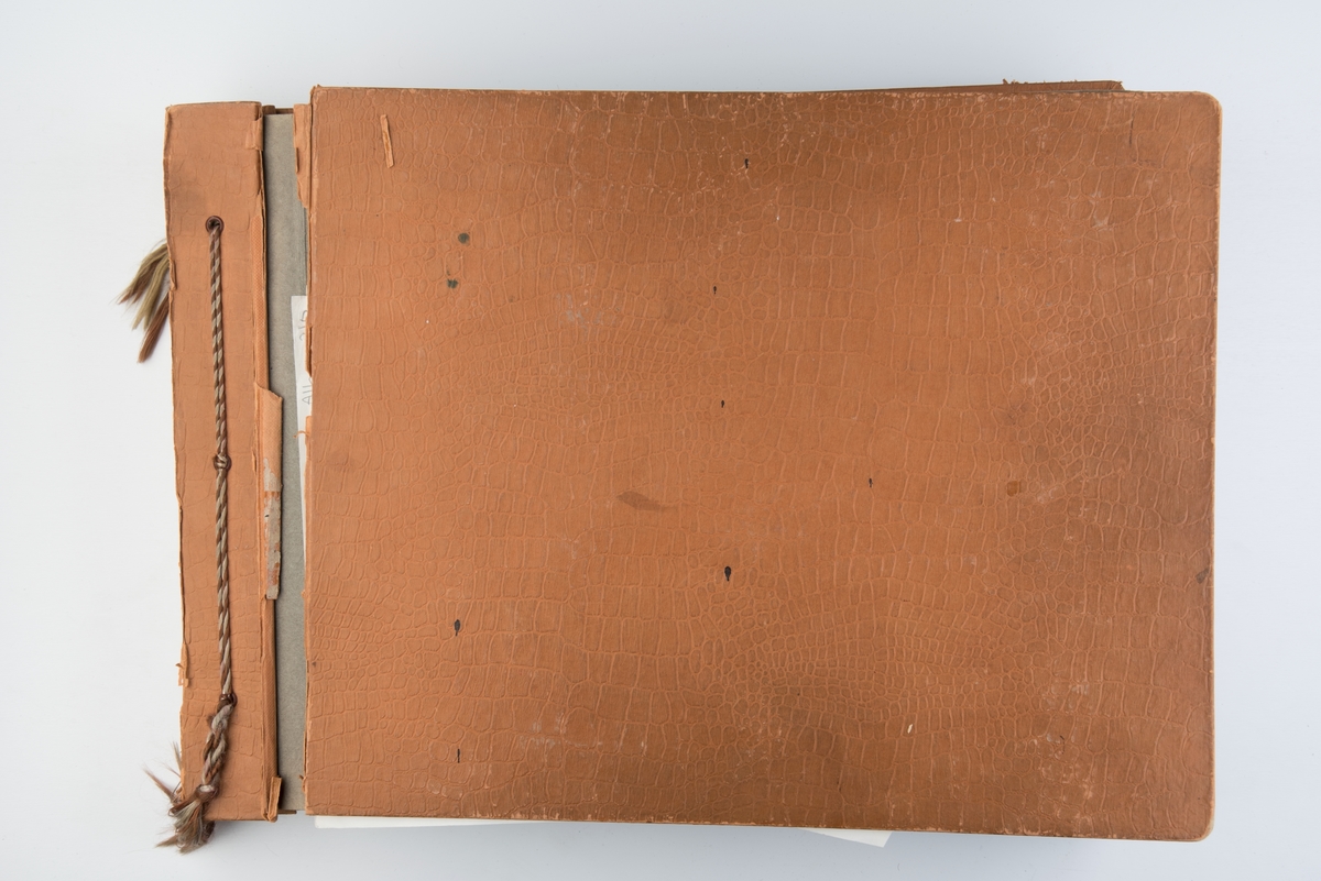 Album med fotografier av sportsseilere og miljøet omkring dem 1951-1953. Fotografert av Grethe Bruu. Album nr. 2.