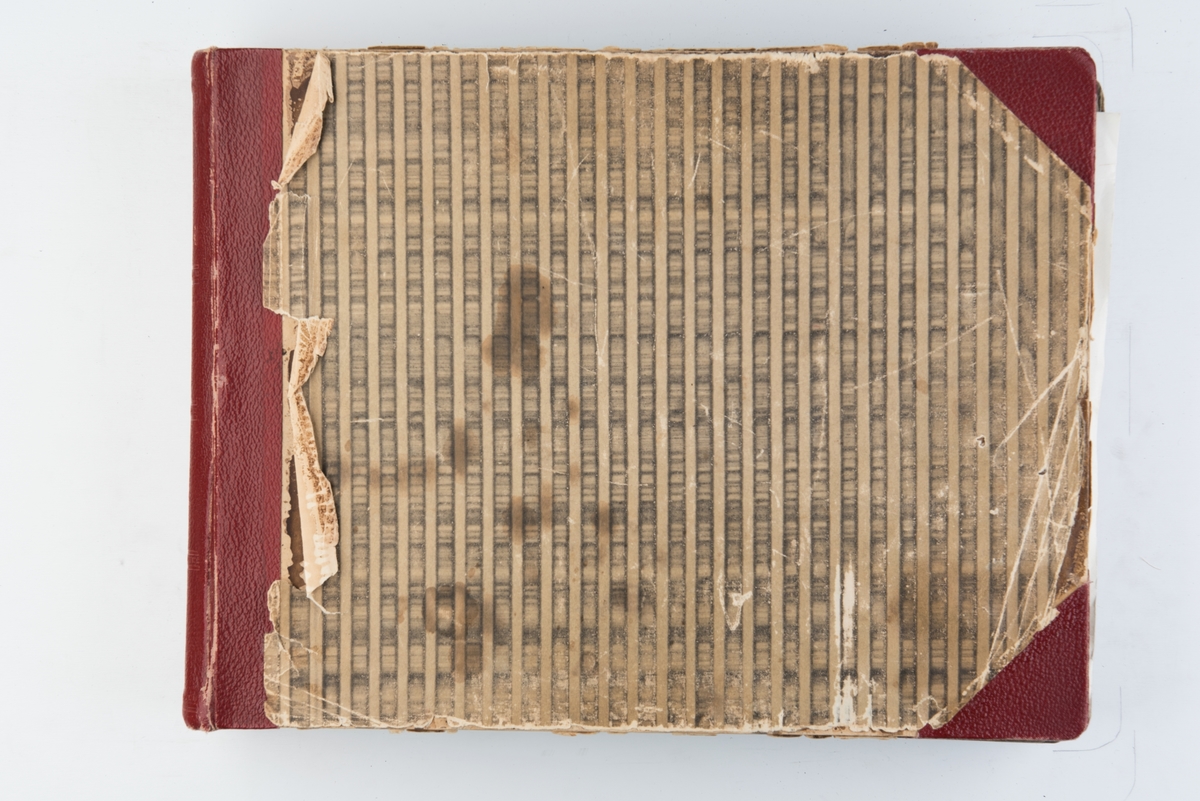 Album med fotografier av sportsseilere og miljøet omkring dem 1949-1951. Fotografert av Grethe Bruu. Album nr. 1.