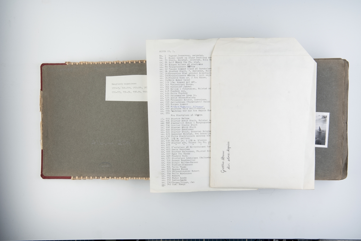 Album med fotografier av sportsseilere og miljøet omkring dem 1949-1951. Fotografert av Grethe Bruu. Album nr. 1.