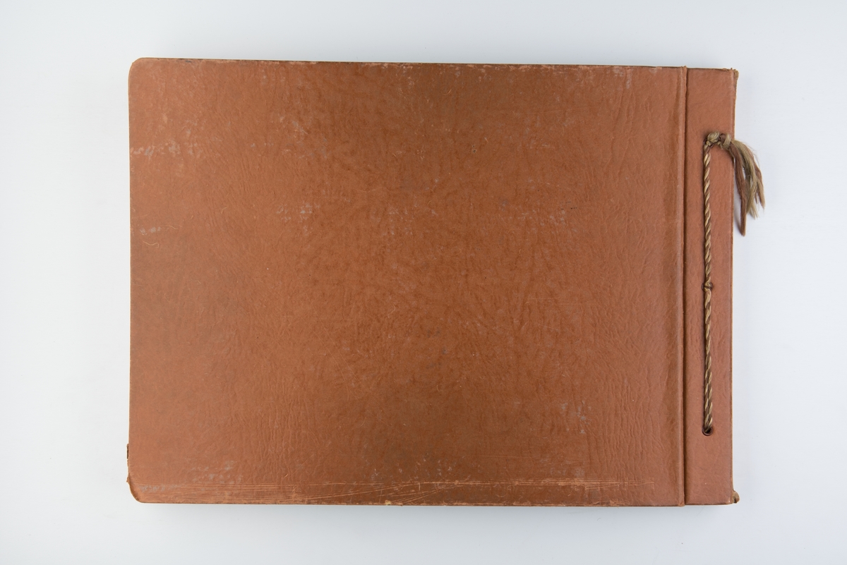 Album med fotografier av sportsseilere og miljøet omkring dem 1953-1955. Fotografert av Grethe Bruu. Album nr. 4.