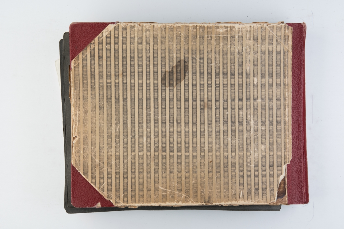 Album med fotografier av sportsseilere og miljøet omkring dem 1949-1951. Fotografert av Grethe Bruu. Album nr. 1.