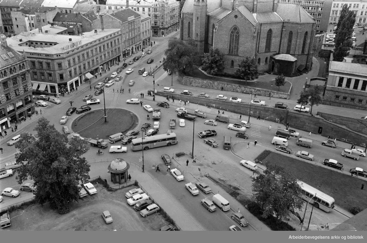 Arne Garborgs Plass: Tatt fra toppen av regjeringsbygget. Juli 1964