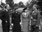 Rektor Erik Bjelfvenstam, professorskan Holmbäck, skådespelerskan Signe Hasso och major Arvid Eriksson på försvarsfesten i Botaniska trädgården