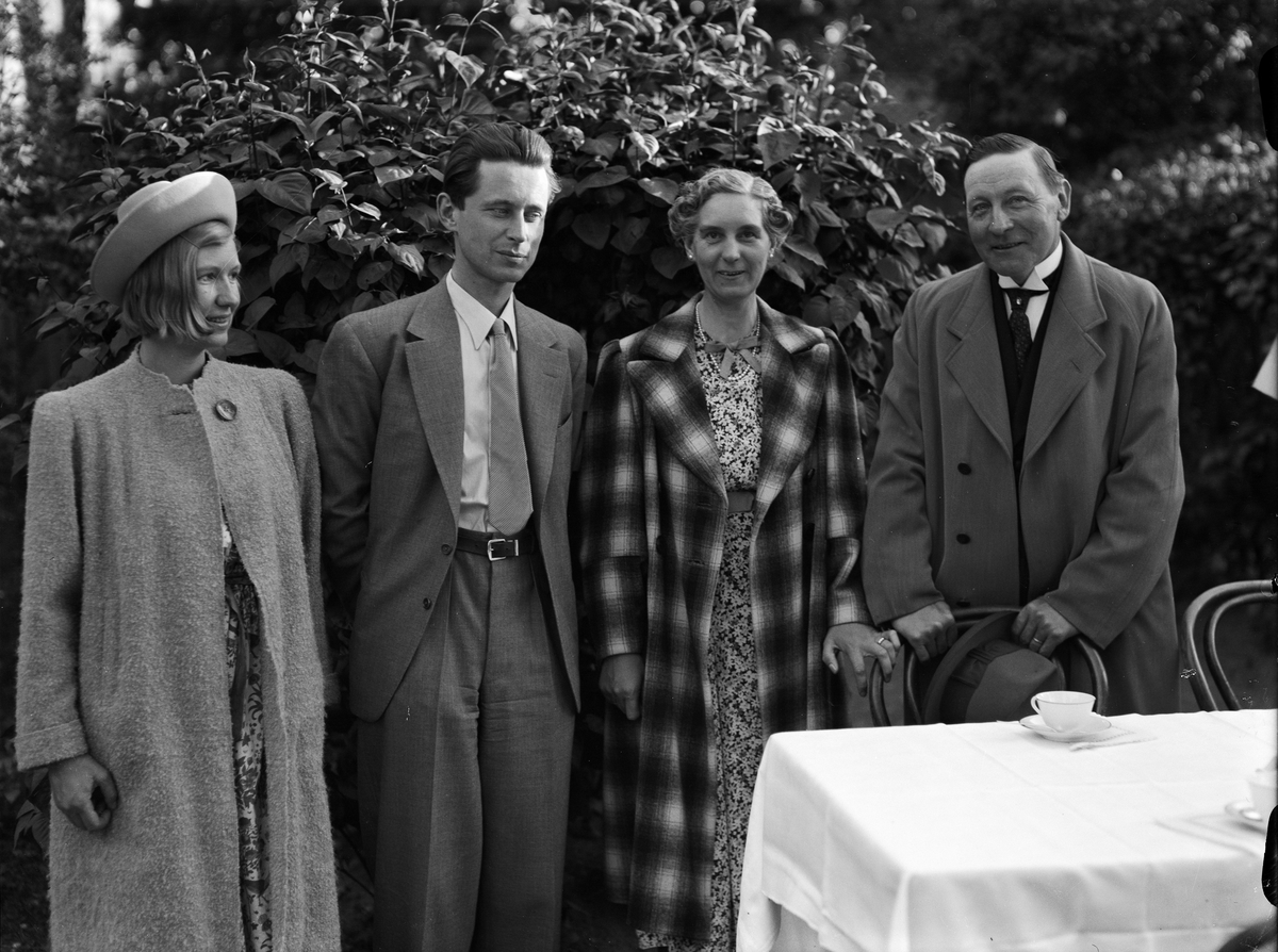 Märta och Sten Hummel-Gumaelius, föreståndarinnan Svea Alldin och målarmästare Axel Lindgren på Borgarhemmets 100-årsjubileum, S:t Johannesgatan 13