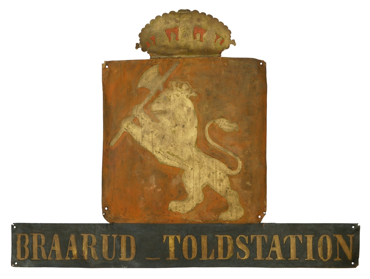 Firkantet metallskilt, rødbrunt med krone i gull og rødt over løve i gull med øks. Rikseplet med Olavskorset mangler på kronen. "Braarud Toldstation" er  skrevet i gull på blå, firkantet bunn. Kronen er festet på hovedskiltet ved bruk av popnagler. Skiltet er forlenget/bredde nederst ved popnagler på endestykker på hver side av skiltet. Hull i alle hjørner fot antatt oppheng.