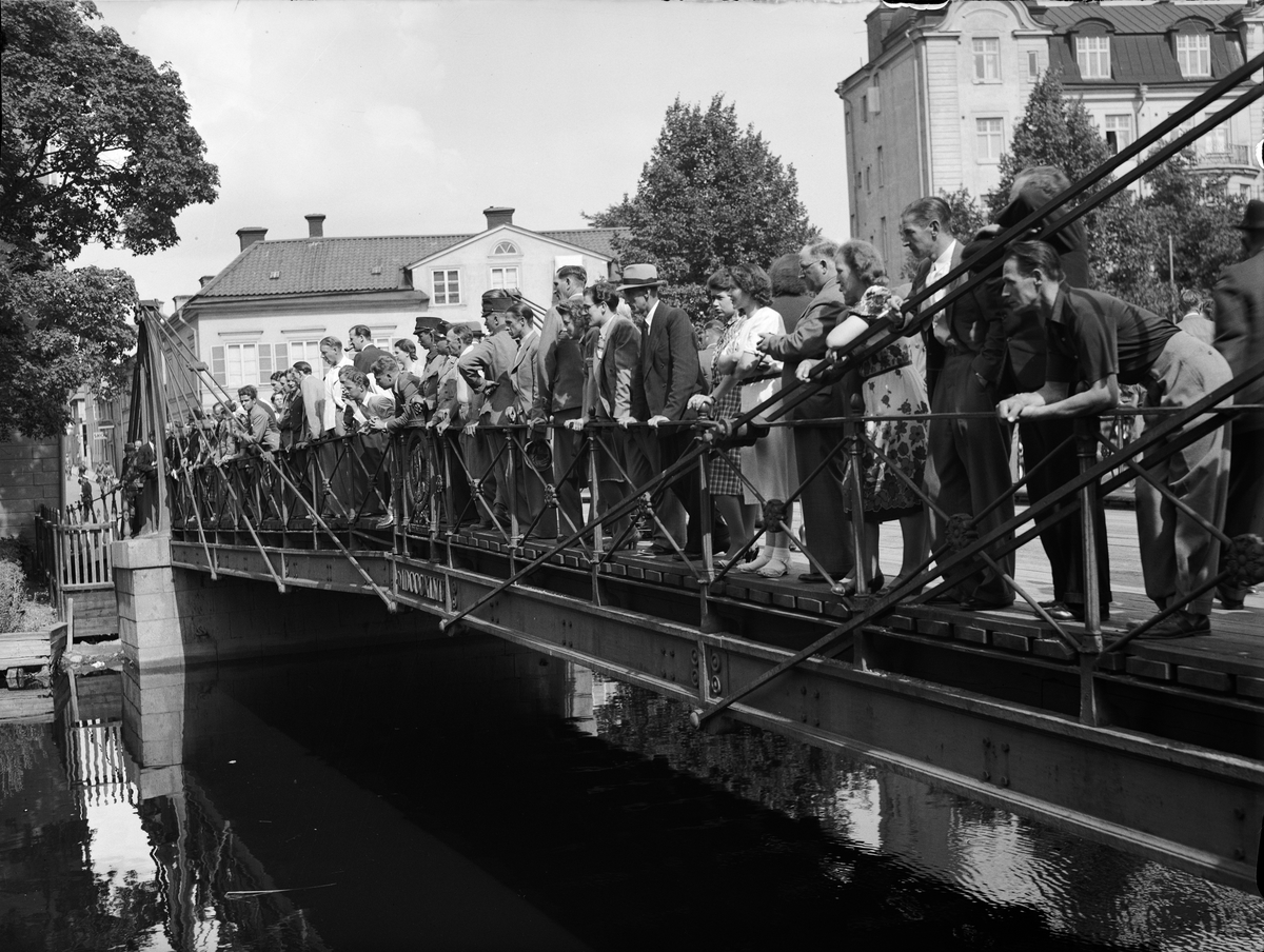 Folksamling på Järnbron, sannolikt i samband med simtävling i Fyrisån, Uppsala 1940