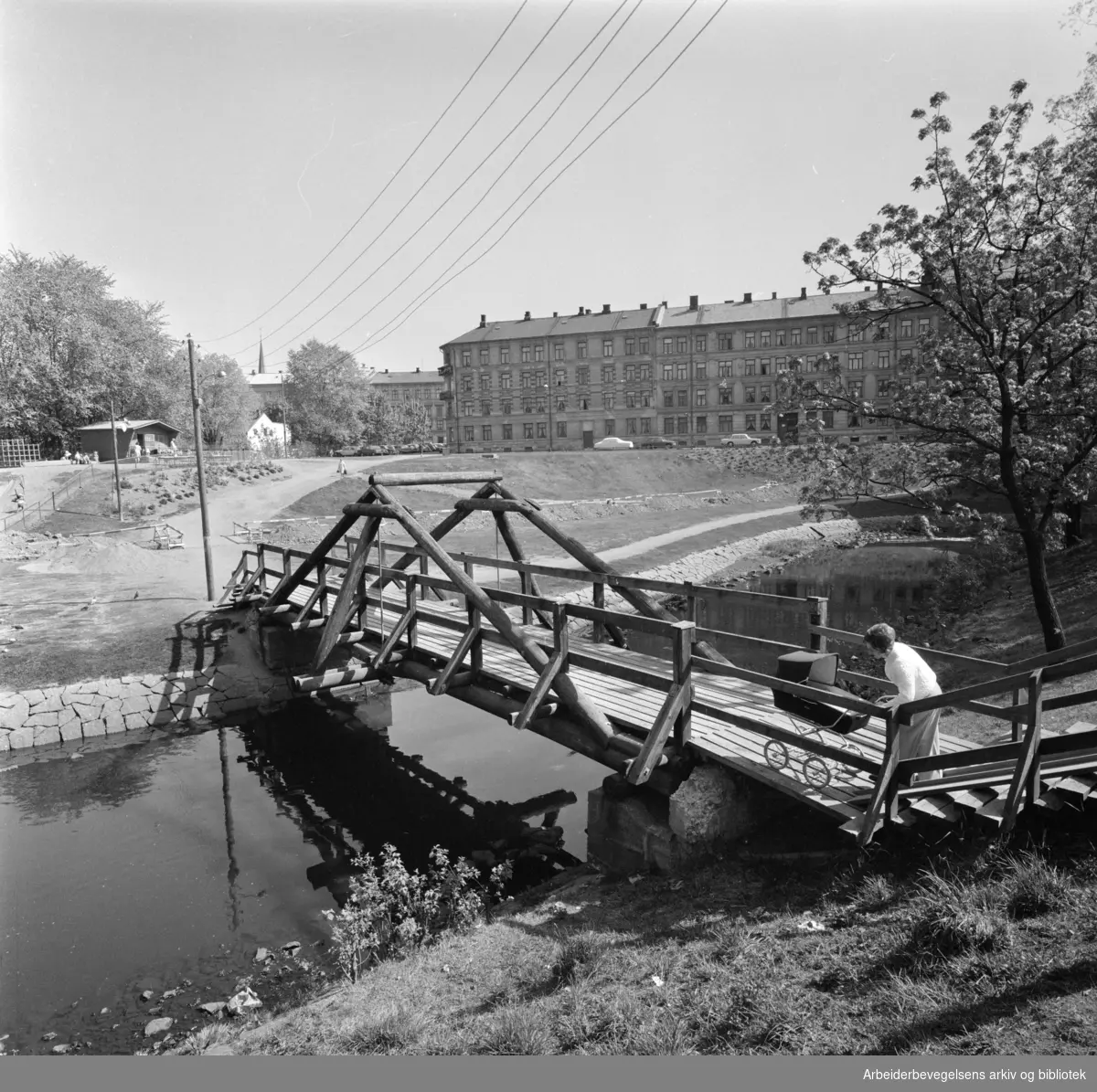 Akerselva. Overgang ved EL-verket i Maridalsveien. Mai 1974