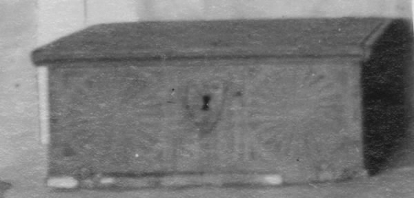 Skrin med fällock på smidda gångjärn. Hjärtformad nyckelskylt i järn. Låset borttaget. Botten fäst med metallbeslag. Skrinet är dekorerat med heltäckande karvsnittsdekor. På locket en stor och sex små karvsnittsrosetter. Även på sidorna karvsnittsrosetter. Alla olika. På locket vid låset bokstäverna "BSDS". Skrinet har troligen från början haft kulfötter i hörnen. Skrinet är bemålat inuti. I skrinet rött och i locket gult. Färgrester även på utsidan. 