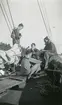 Fyra pojar på fördäck.