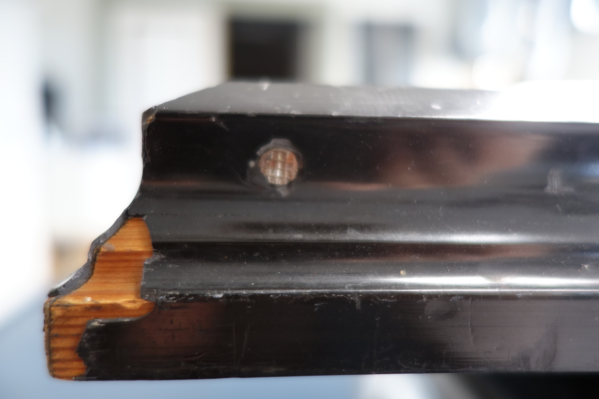 Portrett av Tordenskjold.
Portrettet har en svart ramme med en gullkant innerst. Portrettet har brun bakgrunn med et vindu på høyre side. hvor man kan se en seilbåt i bakgrunnen med et tydelig dansk flagg vaiende i vinden. Kroppen er vendt mot høyre, mens ansiktet ser rett fram. På dette bildet har Tordenskjold mørkt hår. Han har på seg en rød jakke med et hvitt, grått og blått midtstykke, og han har en medalje rundt halsen hengende i et blått bånd. Han har også en høyhalset hvit skjorte.