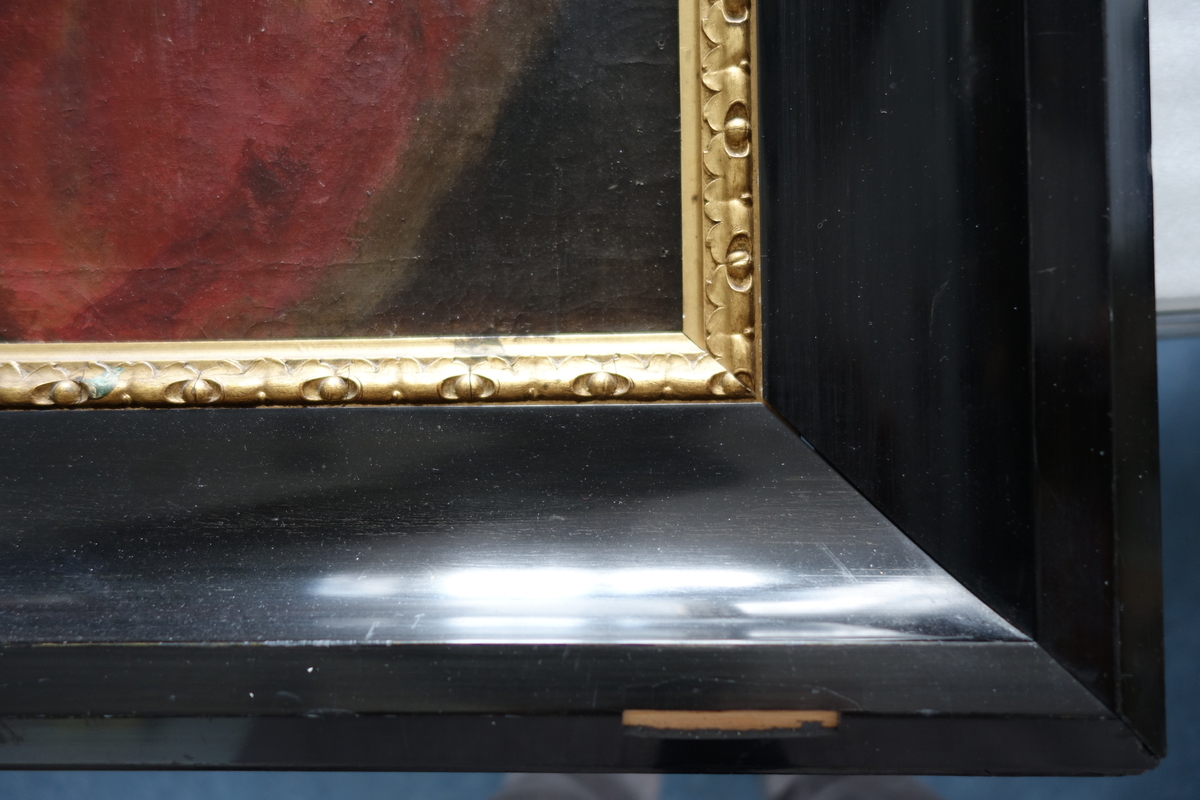 Portrett av Tordenskjold.
Portrettet har en svart ramme med en gullkant innerst. Portrettet har brun bakgrunn med et vindu på høyre side. hvor man kan se en seilbåt i bakgrunnen med et tydelig dansk flagg vaiende i vinden. Kroppen er vendt mot høyre, mens ansiktet ser rett fram. På dette bildet har Tordenskjold mørkt hår. Han har på seg en rød jakke med et hvitt, grått og blått midtstykke, og han har en medalje rundt halsen hengende i et blått bånd. Han har også en høyhalset hvit skjorte.