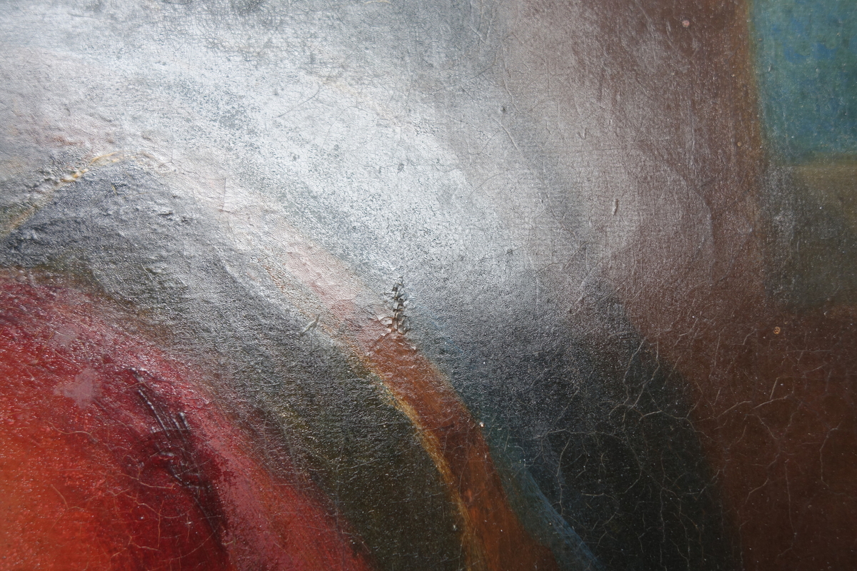 Portrett av Tordenskjold.
Portrettet har en svart ramme med en gullkant innerst. Portrettet har brun bakgrunn med et vindu på høyre side. hvor man kan se en seilbåt i bakgrunnen med et tydelig dansk flagg vaiende i vinden. Kroppen er vendt mot høyre, mens ansiktet ser rett fram. På dette bildet har Tordenskjold mørkt hår. Han har på seg en rød jakke med et hvitt, grått og blått midtstykke, og han har en medalje rundt halsen hengende i et blått bånd. Han har også en høyhalset hvit skjorte.