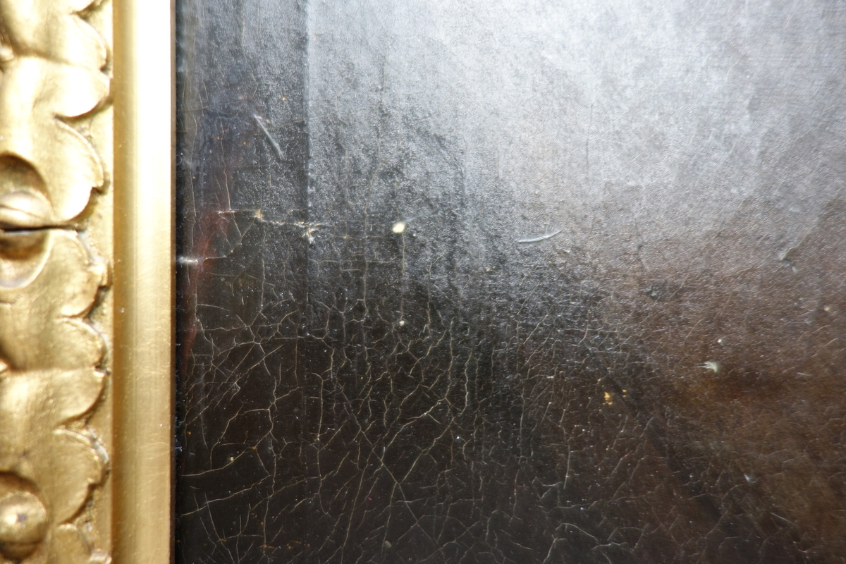 Portrett av Tordenskjold.
Portrettet har en svart ramme med en gullkant innerst. Portrettet har brun bakgrunn med et vindu på høyre side. hvor man kan se en seilbåt i bakgrunnen med et tydelig dansk flagg vaiende i vinden. Kroppen er vendt mot høyre, mens ansiktet ser rett fram. På dette bildet har Tordenskjold mørkt hår. Han har på seg en rød jakke med et hvitt, grått og blått midtstykke, og han har en medalje rundt halsen hengende i et blått bånd. Han har også en høyhalset hvit skjorte.