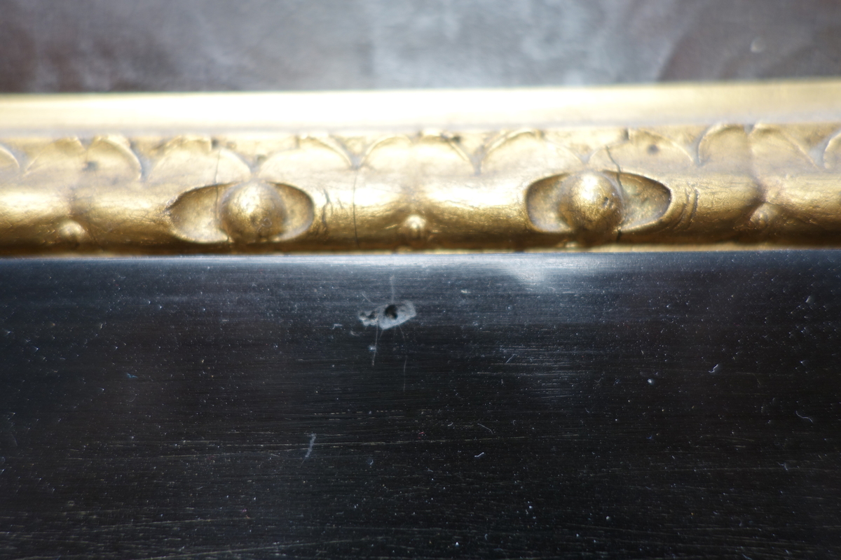 Portrett av Tordenskjold.
Portrettet har en svart ramme med en gullkant innerst. Portrettet har brun bakgrunn med et vindu på høyre side. hvor man kan se en seilbåt i bakgrunnen med et tydelig dansk flagg vaiende i vinden. Kroppen er vendt mot høyre, mens ansiktet ser rett fram. På dette bildet har Tordenskjold mørkt hår. Han har på seg en rød jakke med et hvitt, grått og blått midtstykke, og han har en medalje rundt halsen hengende i et blått bånd. Han har også en høyhalset hvit skjorte.