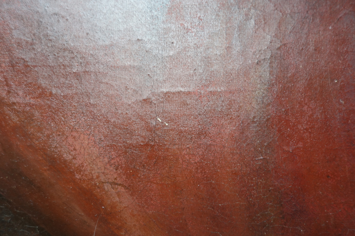 Portrett av Tordenskjold.
Portrettet har en svart ramme med en gullkant innerst. Portrettet har brun bakgrunn med et vindu på høyre side. hvor man kan se en seilbåt i bakgrunnen med et tydelig dansk flagg vaiende i vinden. Kroppen er vendt mot høyre, mens ansiktet ser rett fram. På dette bildet har Tordenskjold mørkt hår. Han har på seg en rød jakke med et hvitt, grått og blått midtstykke, og han har en medalje rundt halsen hengende i et blått bånd. Han har også en høyhalset hvit skjorte.