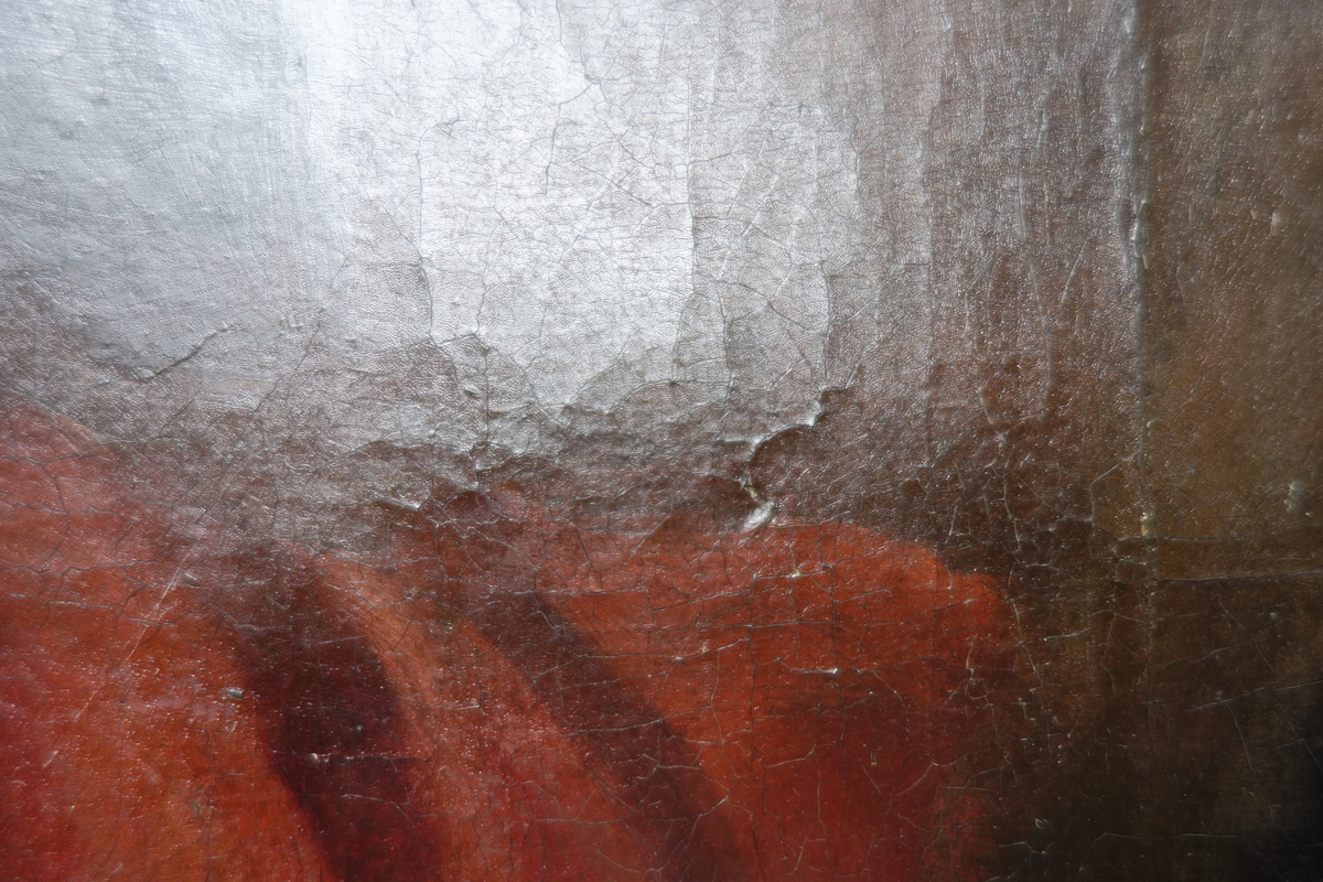 Portrett av Tordenskjold.
Portrettet har en svart ramme med en gullkant innerst. Portrettet har brun bakgrunn med et vindu på høyre side. hvor man kan se en seilbåt i bakgrunnen med et tydelig dansk flagg vaiende i vinden. Kroppen er vendt mot høyre, mens ansiktet ser rett fram. På dette bildet har Tordenskjold mørkt hår. Han har på seg en rød jakke med et hvitt, grått og blått midtstykke, og han har en medalje rundt halsen hengende i et blått bånd. Han har også en høyhalset hvit skjorte.