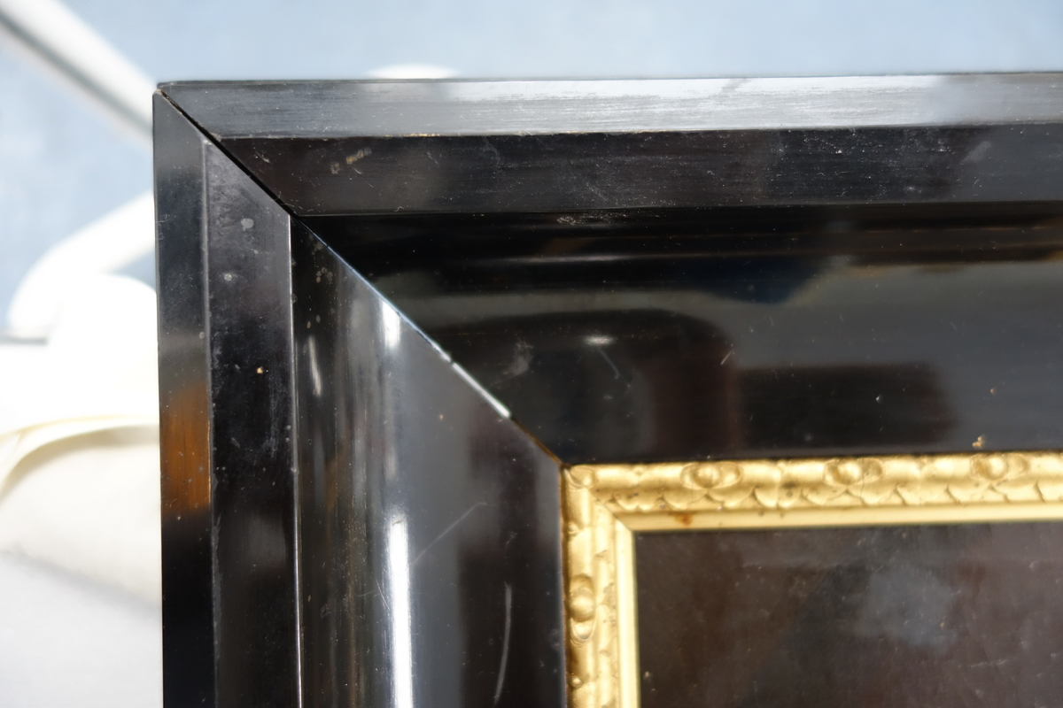 Portrett av Tordenskjold.
Portrettet har en svart ramme med en gullkant innerst. Portrettet har brun bakgrunn med et vindu på høyre side. hvor man kan se en seilbåt i bakgrunnen med et tydelig dansk flagg vaiende i vinden. Kroppen er vendt mot høyre, mens ansiktet ser rett fram. På dette bildet har Tordenskjold mørkt hår. Han har på seg en rød jakke med et hvitt, grått og blått midtstykke, og han har en medalje rundt halsen hengende i et blått bånd. Han har også en høyhalset hvit skjorte.