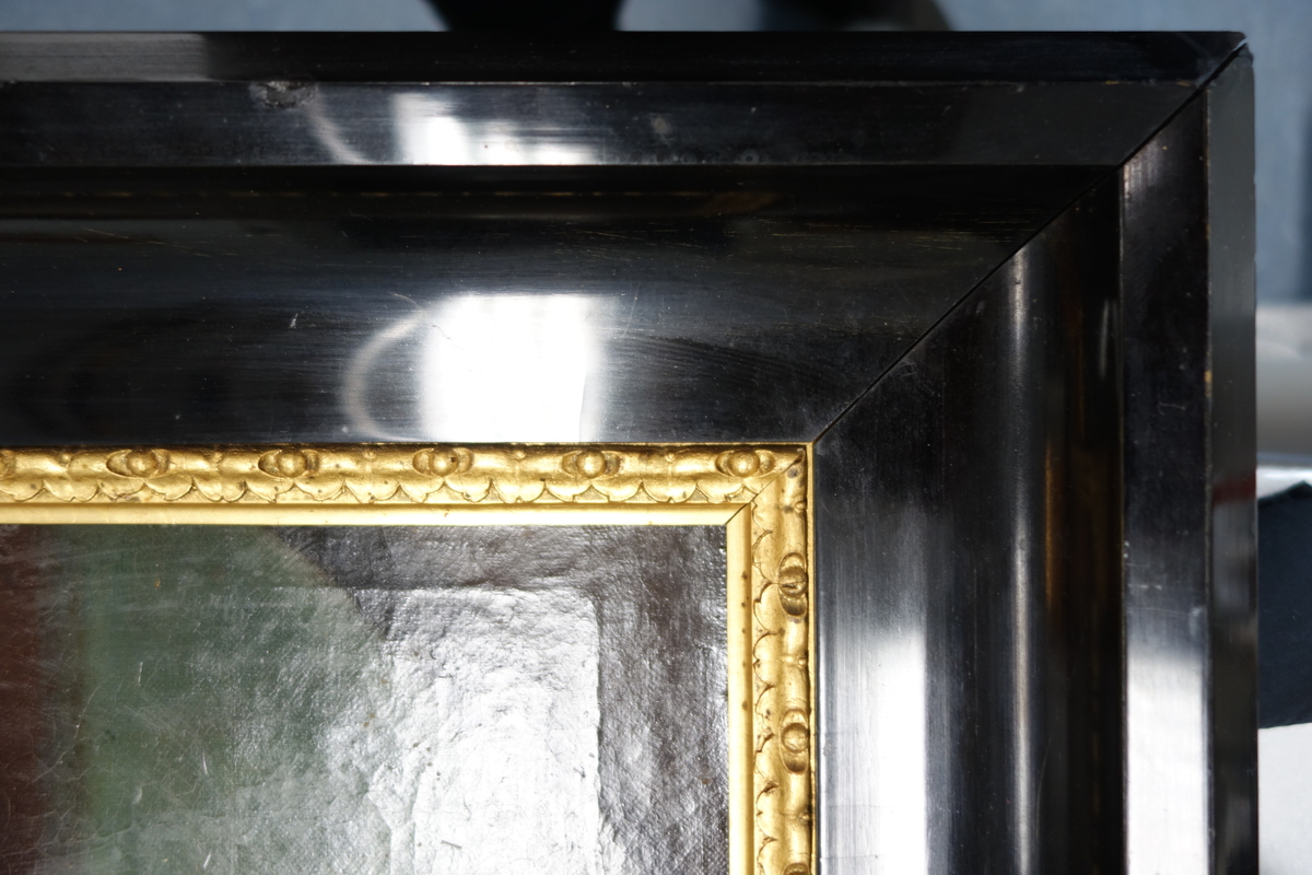 Portrett av Tordenskjold.
Portrettet har en svart ramme med en gullkant innerst. Portrettet har brun bakgrunn med et vindu på høyre side. hvor man kan se en seilbåt i bakgrunnen med et tydelig dansk flagg vaiende i vinden. Kroppen er vendt mot høyre, mens ansiktet ser rett fram. På dette bildet har Tordenskjold mørkt hår. Han har på seg en rød jakke med et hvitt, grått og blått midtstykke, og han har en medalje rundt halsen hengende i et blått bånd. Han har også en høyhalset hvit skjorte.