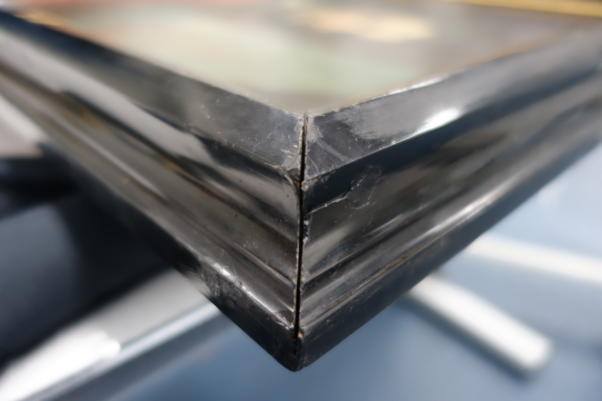 Portrett av Tordenskjold.
Portrettet har en svart ramme med en gullkant innerst. Portrettet har brun bakgrunn med et vindu på høyre side. hvor man kan se en seilbåt i bakgrunnen med et tydelig dansk flagg vaiende i vinden. Kroppen er vendt mot høyre, mens ansiktet ser rett fram. På dette bildet har Tordenskjold mørkt hår. Han har på seg en rød jakke med et hvitt, grått og blått midtstykke, og han har en medalje rundt halsen hengende i et blått bånd. Han har også en høyhalset hvit skjorte.