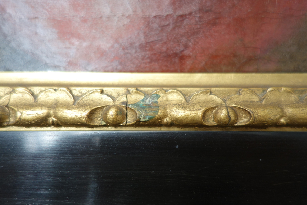 Portrett av Tordenskjold.
Portrettet har en svart ramme med en gullkant innerst. Portrettet har brun bakgrunn med et vindu på høyre side. hvor man kan se en seilbåt i bakgrunnen med et tydelig dansk flagg vaiende i vinden. Kroppen er vendt mot høyre, mens ansiktet ser rett fram. På dette bildet har Tordenskjold mørkt hår. Han har på seg en rød jakke med et hvitt, grått og blått midtstykke, og han har en medalje rundt halsen hengende i et blått bånd. Han har også en høyhalset hvit skjorte.