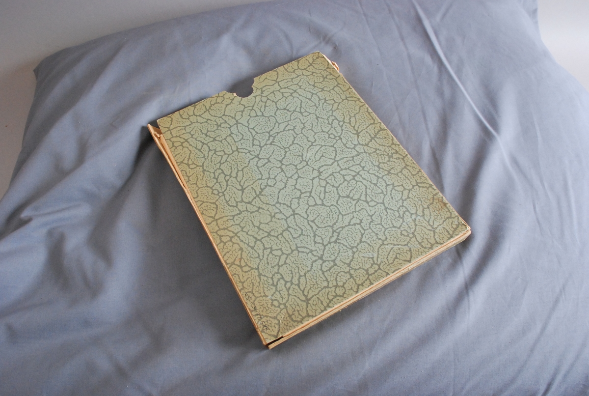 Etui inneholdende mappe med kopi av 28 illustrasjoner til Charles Dickens verker. Først ligger et forord og innholdsfortegnelse over illustrasjonene. Deretter følger illustrasjonene med eget ark med tittel og kunstnernavn. Nr. 10 er faksimile av et brev fra Dickens.