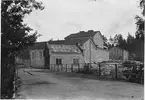 J. H. Munktells Pappersfabriks AB.
Sulfitfabriken, uppförd år 1914-15. I förgrunden spruthus för fast uppställda elektro-motorspruta.