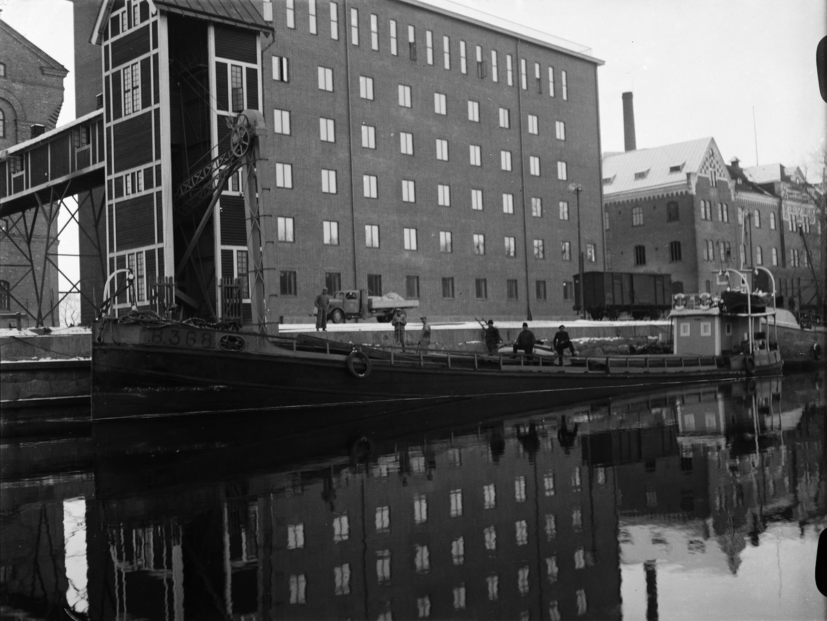Pråm med 307 ton råg i Fyrisån nedanför Upsala Ångqvarns AB, Kungsängen