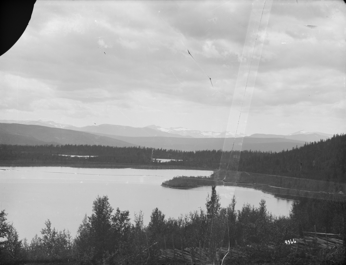 Kort.: N.Fron 06.08.1899. Fefor. Udsigt over Jotunheimen. Skog, innsjø, fjellformasjoner