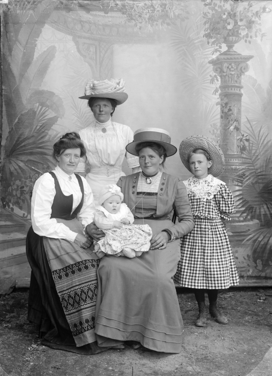 Hanna Sande`s gruppe. 06.06.1910.
Tre voksne kvinner , en jente og en baby  på fanget til den ene kvinnen.