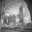 Heda kyrka från nordväst. Dokumenterad av Östergötlands museum 1945. Kyrkan uppfördes ursprungligen vid 1100-talets mitt. Ganska snart, och under lång tid, genomgick byggnaden många om- och utbyggningar, varför kyrkans byggnadshistoria svårligen kan beskrivas. Klart är att Heda medeltida kyrka med tiden ansågs för liten och 1846 beslöt man riva den. Efter påtryckningar av fornforskaren Nils Månsson Mandelgren och lundaprofessorn Carl Georg Brunius, valde församlingen att i stället restaurera sin kyrka. År 1858 var ombyggnaden klar.