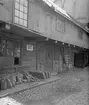 Gårdsinteriör från den så kallade Lindeska gården i Linköping. Dokumenterad av Östergötlands museum inför rivning 1945. Den gamla garvaregården var uppkallad efter Germund Linde, som förvärvade fastigheten och rörelsen 1871. Han son Nils Linde förde traditionen vidare till sin död 1926.


Storgatan 32, Linköping. Loftbod till Lindeska gården från NV.