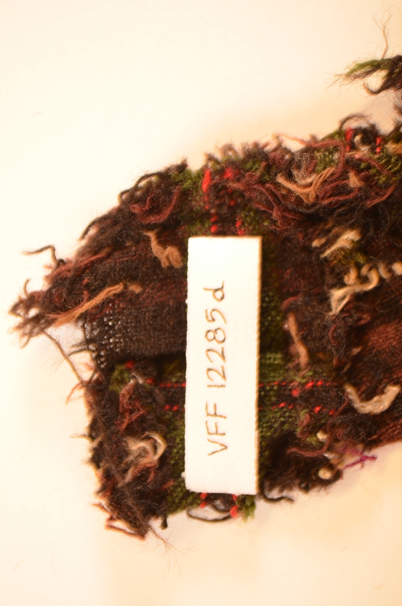 Stoffbitar, seks forskjellige bitar av ruta ulltøy. A, b,c,d,e,f.