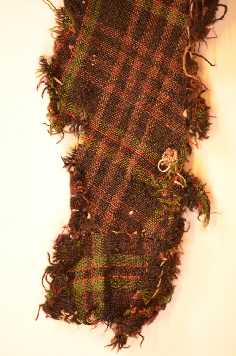 Stoffbitar, seks forskjellige bitar av ruta ulltøy. A, b,c,d,e,f.