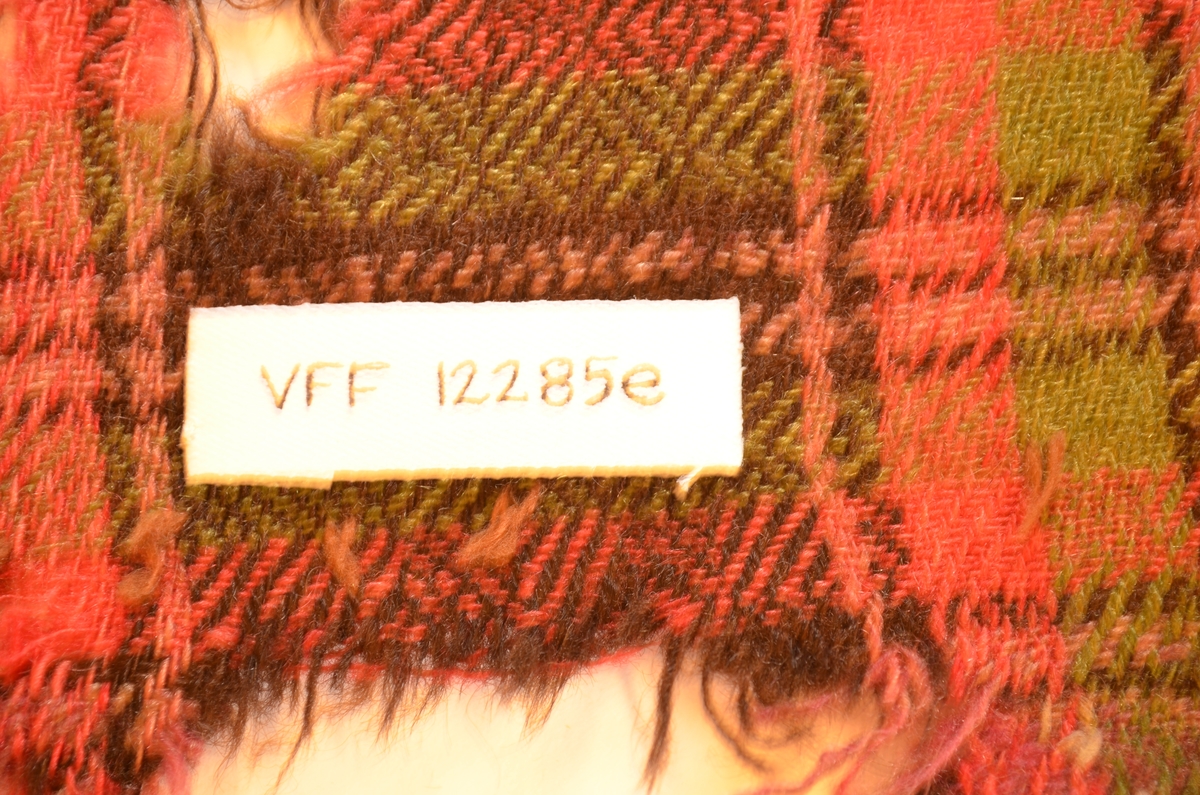 Stoffbitar, seks forskjellige bitar av ruta ulltøy. A, b,c,d,e,f.