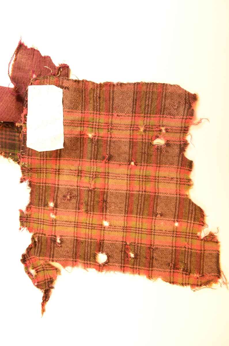 Stoffbitar, seks forskjellige bitar av ruta ulltøy. A, b,c,d,e,f.