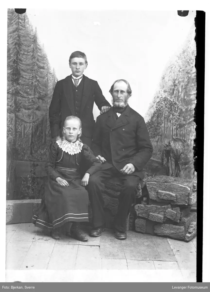 Familiebilde med  Michael Olsen Haga, med sønn Ellef Martin og datter Inger Anna.