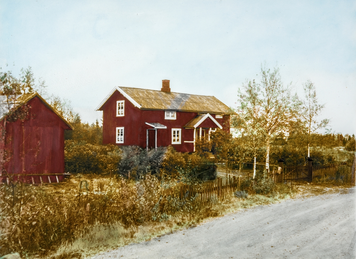 Bilde av det gamle bolighuset i Ingelsrudhagen (83/9). Håndkolorert kopi.