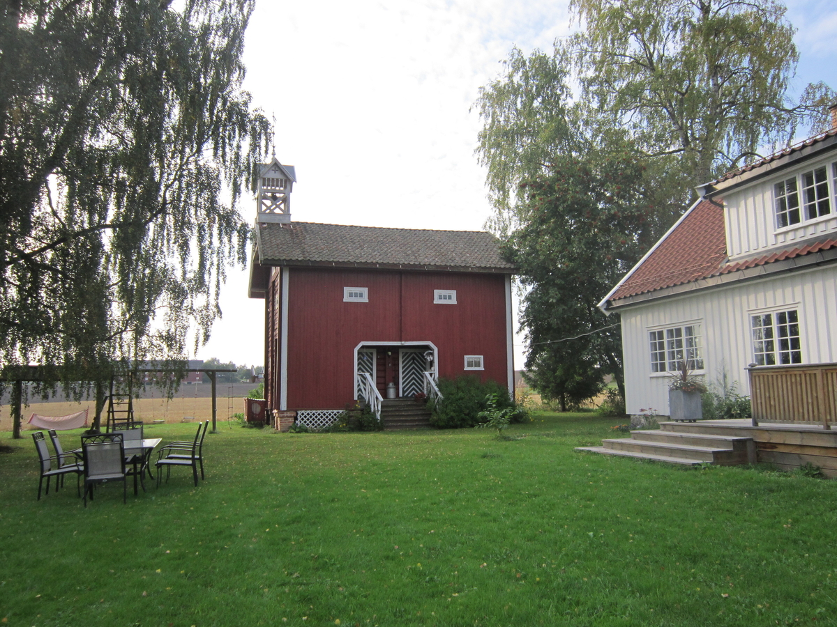 Klokketårnet på Fjæstad vestre har kryssformet saltak og er i sveitserstil. Tårnet står på stabburet, og er i middels stand. Værhanen har initialene «OHD» og årstallet 1910 påskrevet. Dagens klokketårn er bygget i 1996, som en replika av det opprinnelige tårnet.