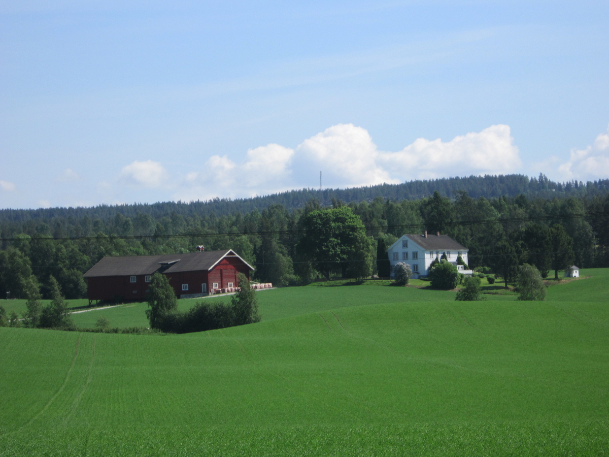 Klokketårnet på Huse gård har kryssformet saltak (lanterneform) og er i sveitserstil. Tårnet står på låven. Det er i dårlig stand. Klokketårnet har et spir med en værhane.