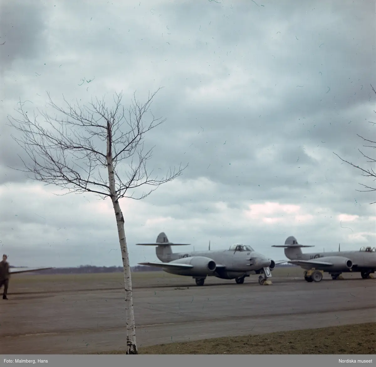 Brittiska flygvapnet, Royal Air Force (RAF). Jaktplan av typen Gloster Meteor F.4 på en flygbas, troligen Duxford i Cambridgeshire, England.