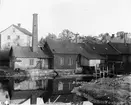 Skärfors Bruk (under Häfla Bruk, Östergötland). Lancashiresmedja och spikhammare (hästskofabrik 1894-1895). Nedbrunnen oktober 1913. Smedjan och hästskofabriken återuppbyggdes på samma plats.